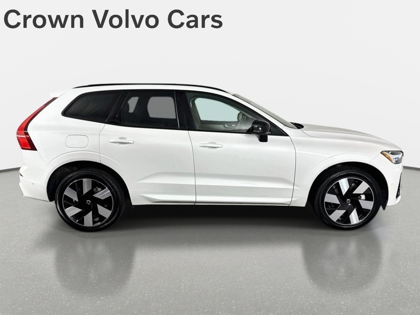 Used 2024 Crystal White Volvo Ultimate Dark Theme image 4