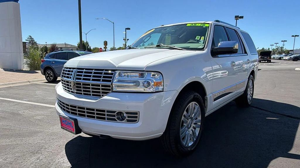 Used 2014 White Platinum Clearcoat Metallic Lincoln Base image 7