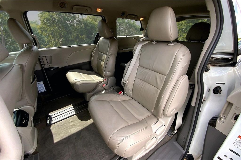 Used 2015 White Toyota XLE Premium image 21