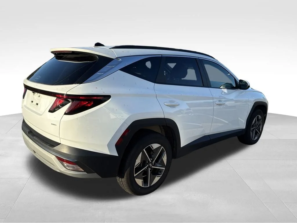 Used 2025 White Hyundai SEL image 5