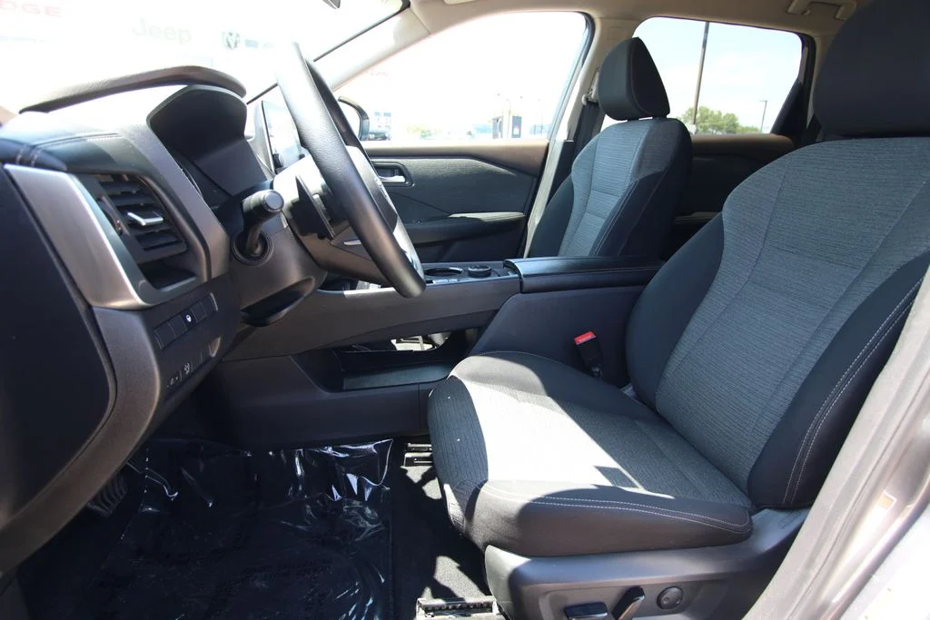 Used 2023 Gray Nissan SV image 6