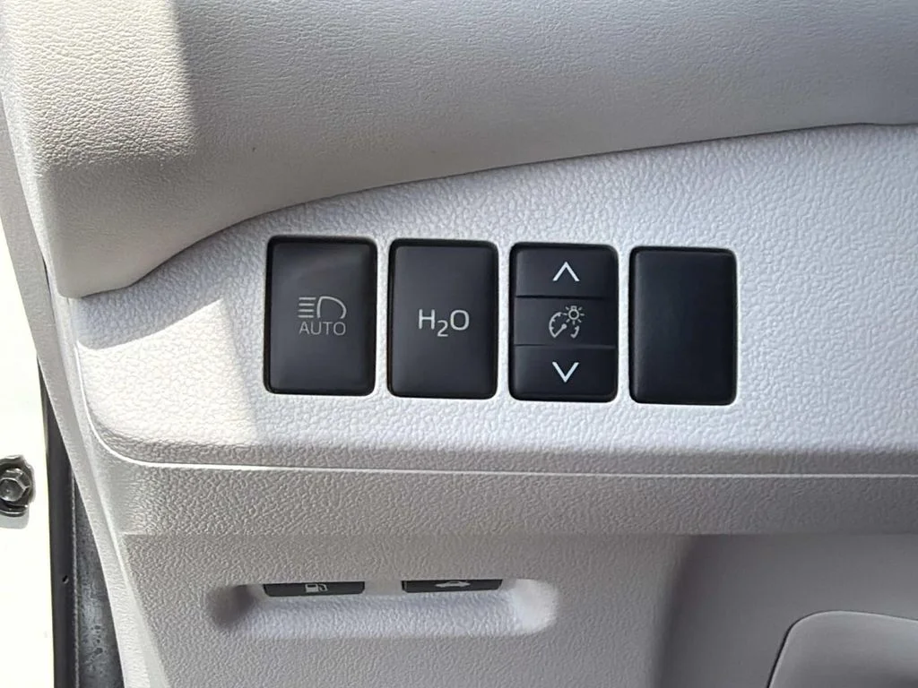 Used 2018 CRYSTAL WHITE Toyota Base image 15