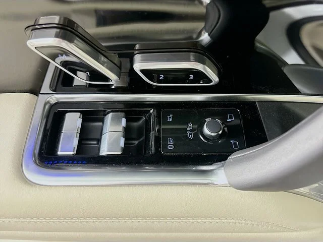 Used 2025 White Land Rover Autobiography image 20