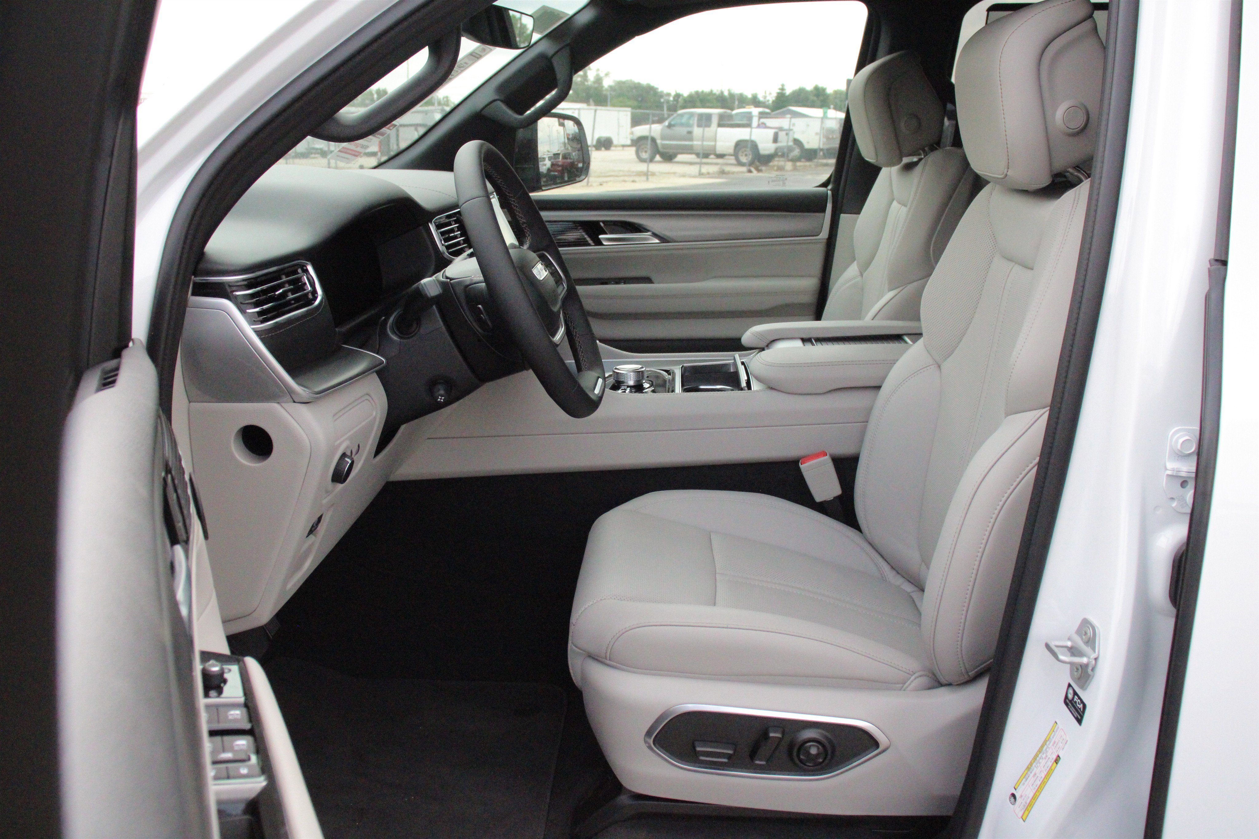 New 2026 Bright White Clear-Coat Exterior Paint Jeep Limited Reserve image 3