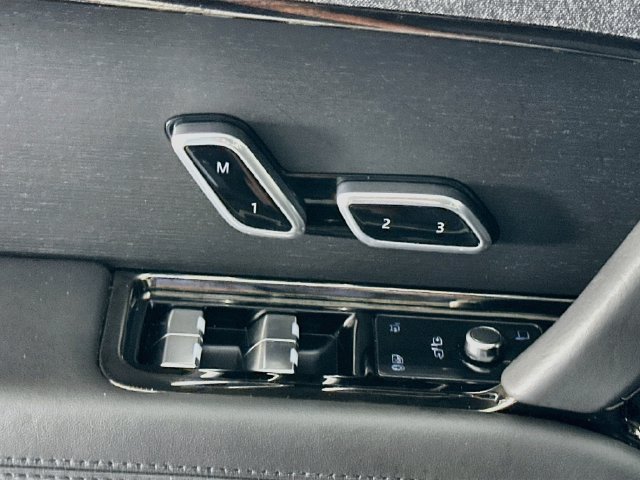Used 2025  Land Rover SE image 19