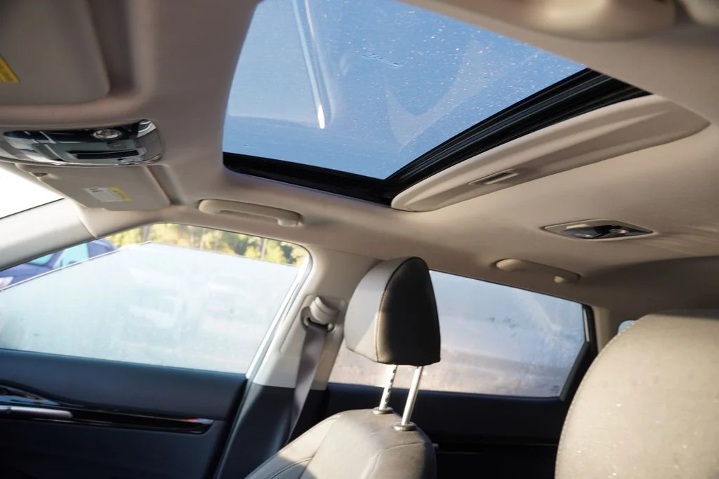 Used 2022 Snow White Pearl Kia EX image 5