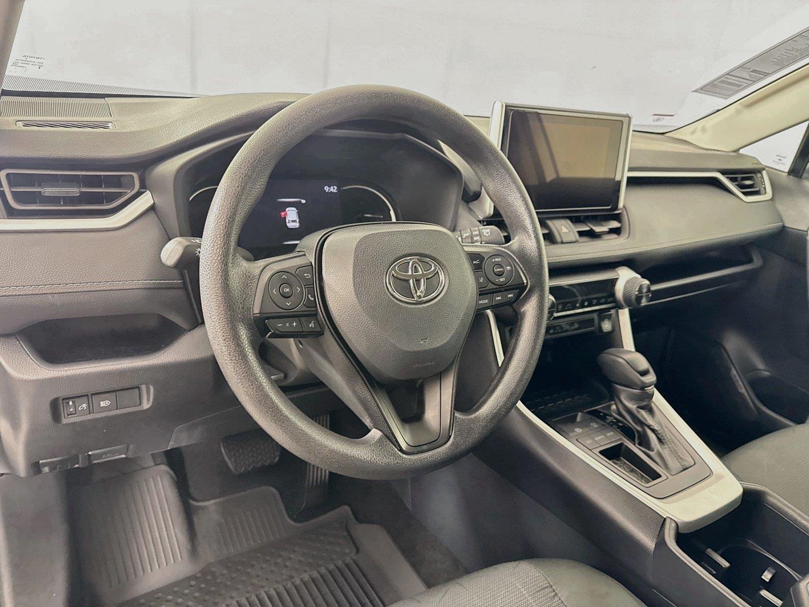 Used 2025 Ice Cap Toyota XLE image 4