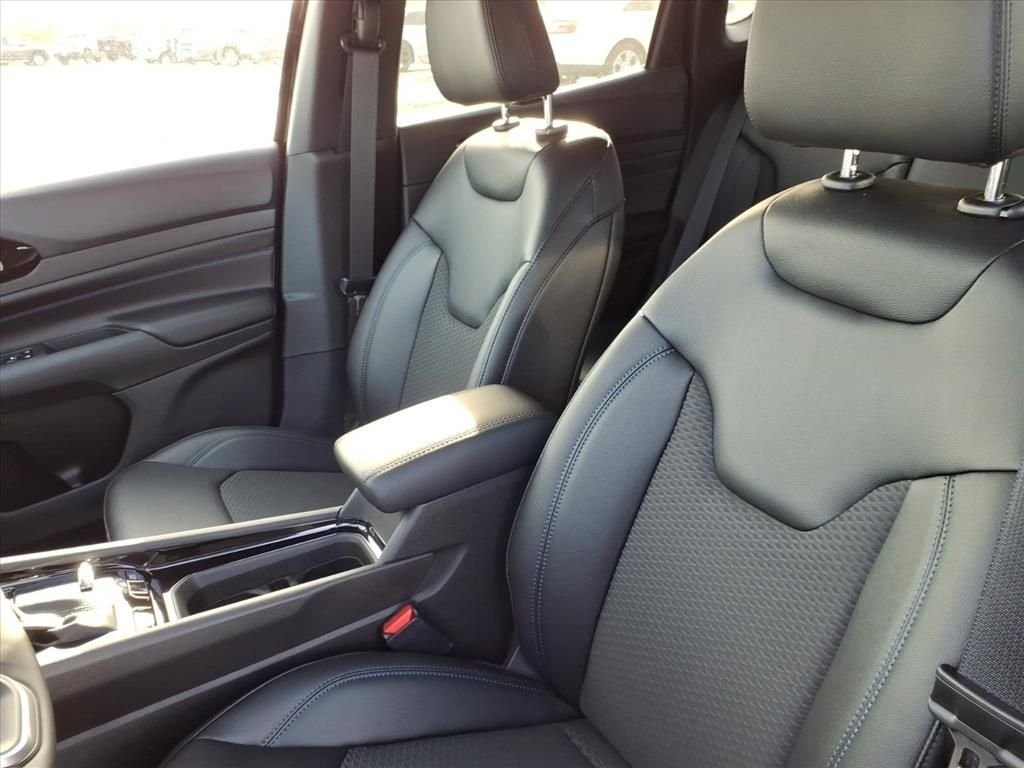 New 2026 Bright White Clearcoat Jeep Latitude image 10