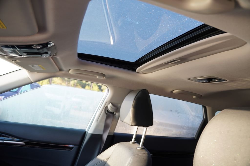 Used 2022 Snow White Pearl Kia EX image 5