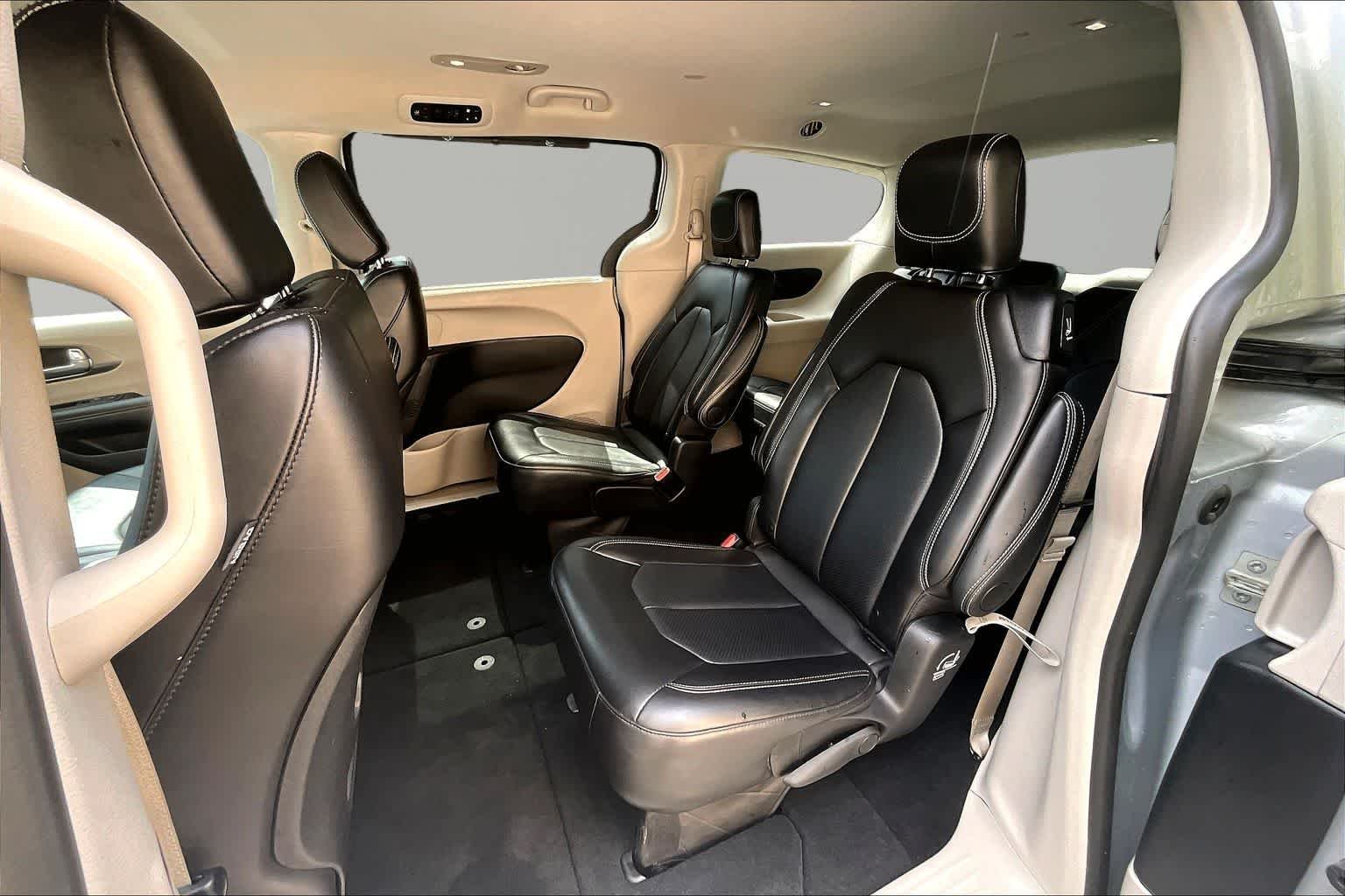 Used 2024 Silver Mist Clearcoat Chrysler Touring L image 21