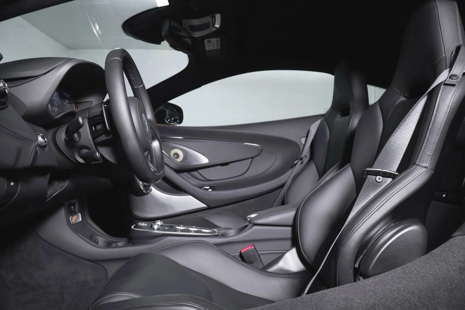 Used 2025  McLaren  image 20