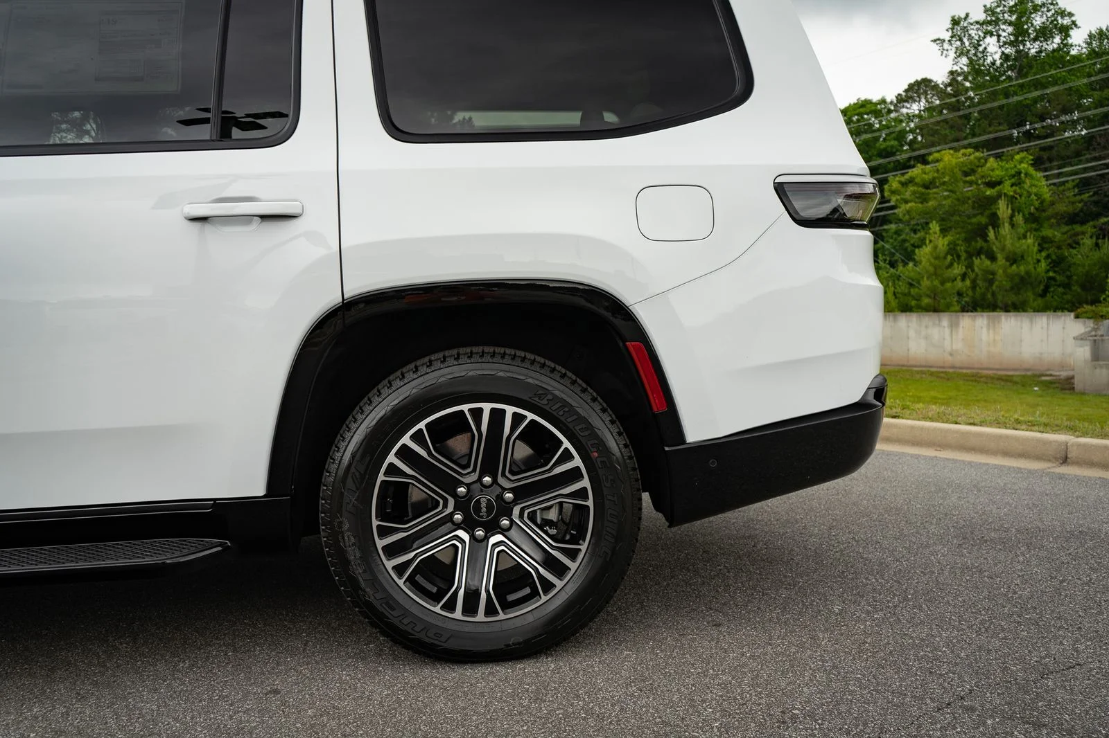 New 2026 Bright White Clear-Coat Exterior Paint Jeep  image 6