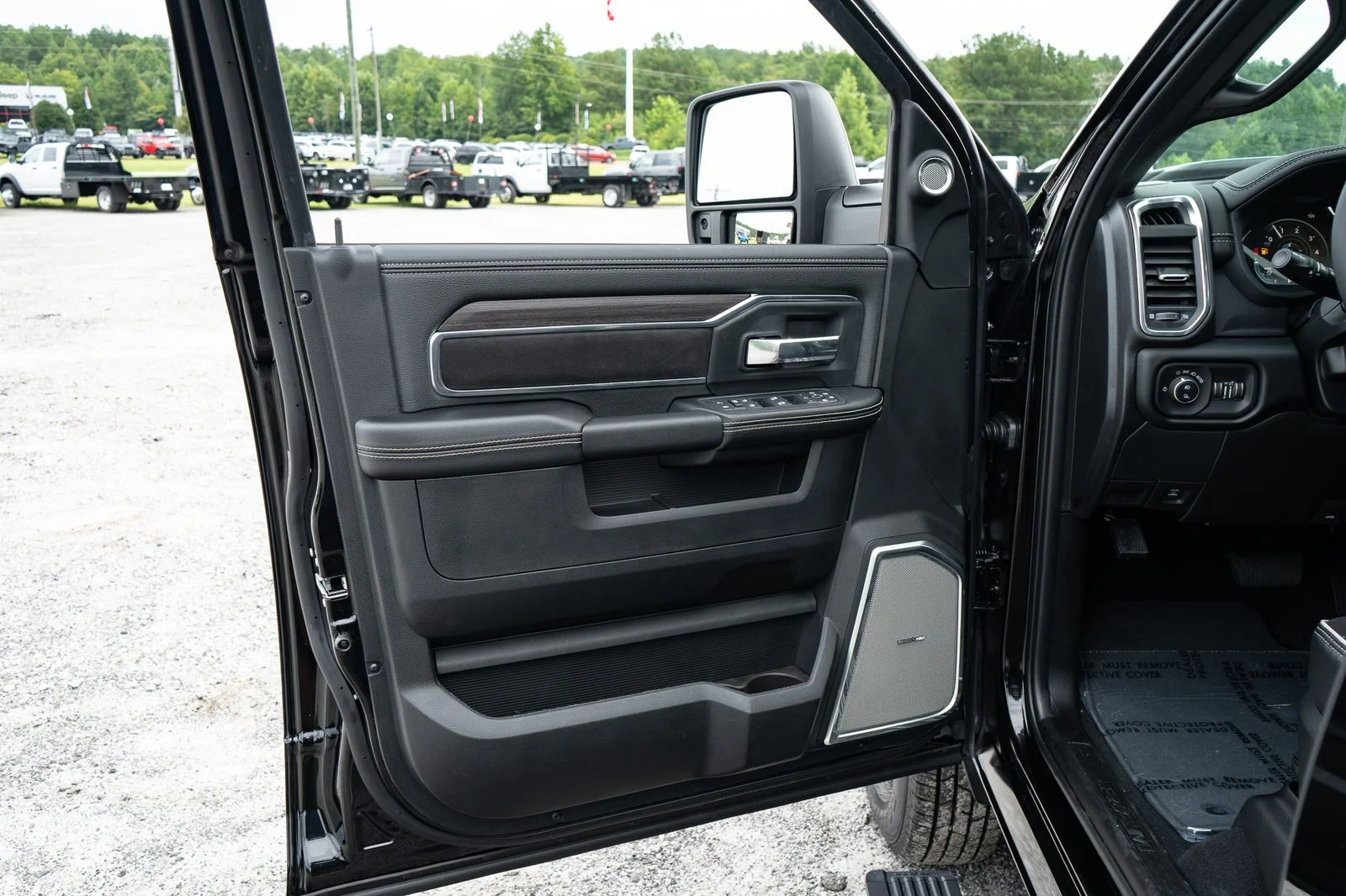 New 2026 Diamond Black Crystal Pearl-Coat Exterior Paint RAM Laramie image 31