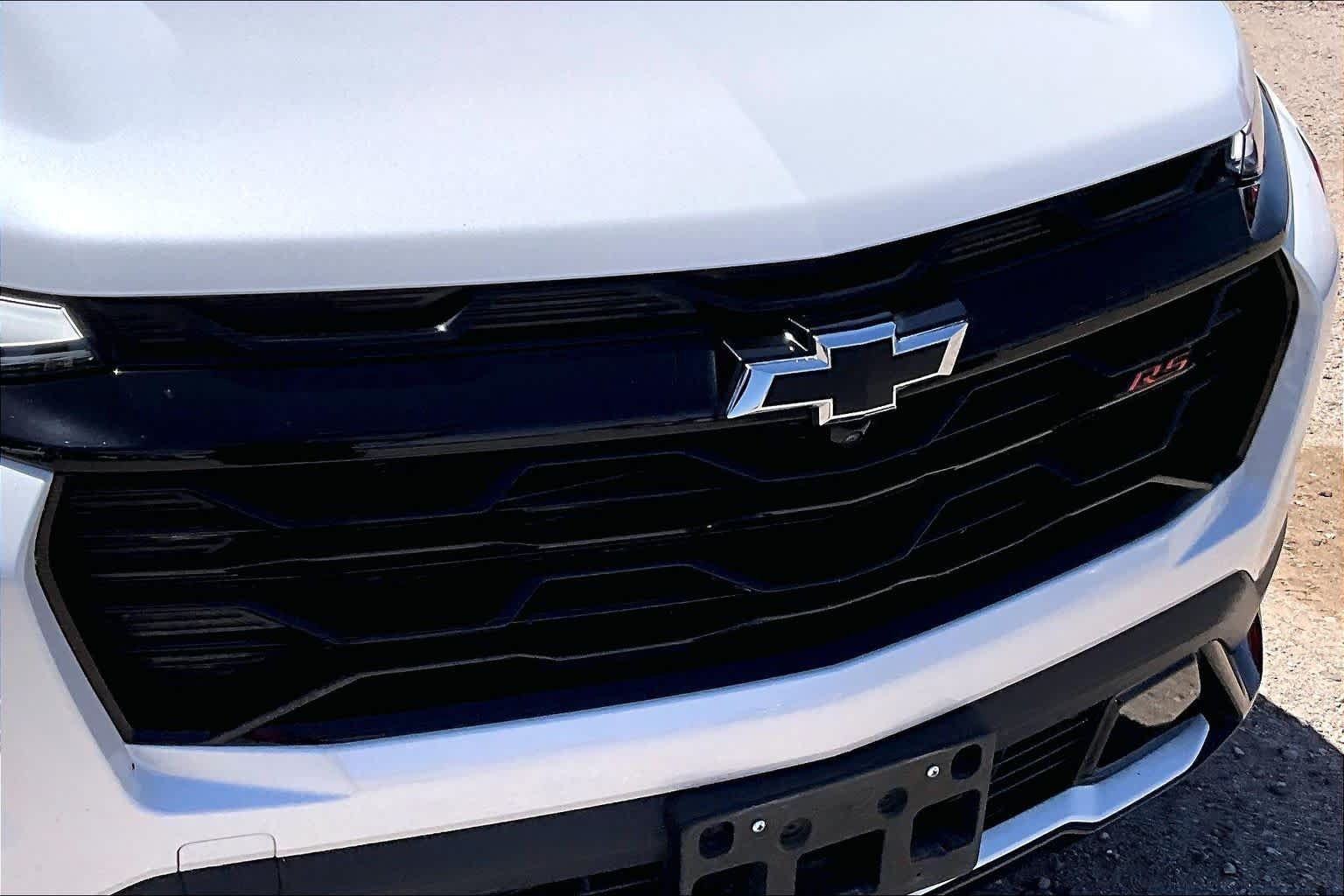 Used 2025 Iridescent Pearl Tricoat Chevrolet FWD RS image 27