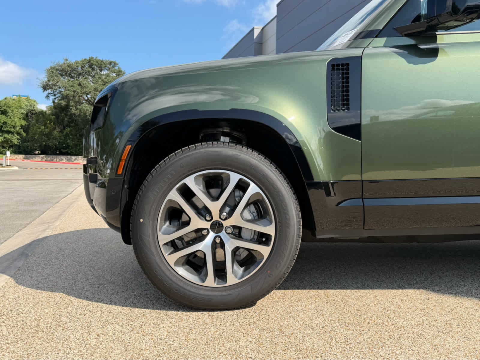 New 2026 Woolstone Green Land Rover X-Dynamic SE image 8