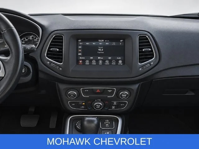 Used 2021  Jeep Latitude image 18