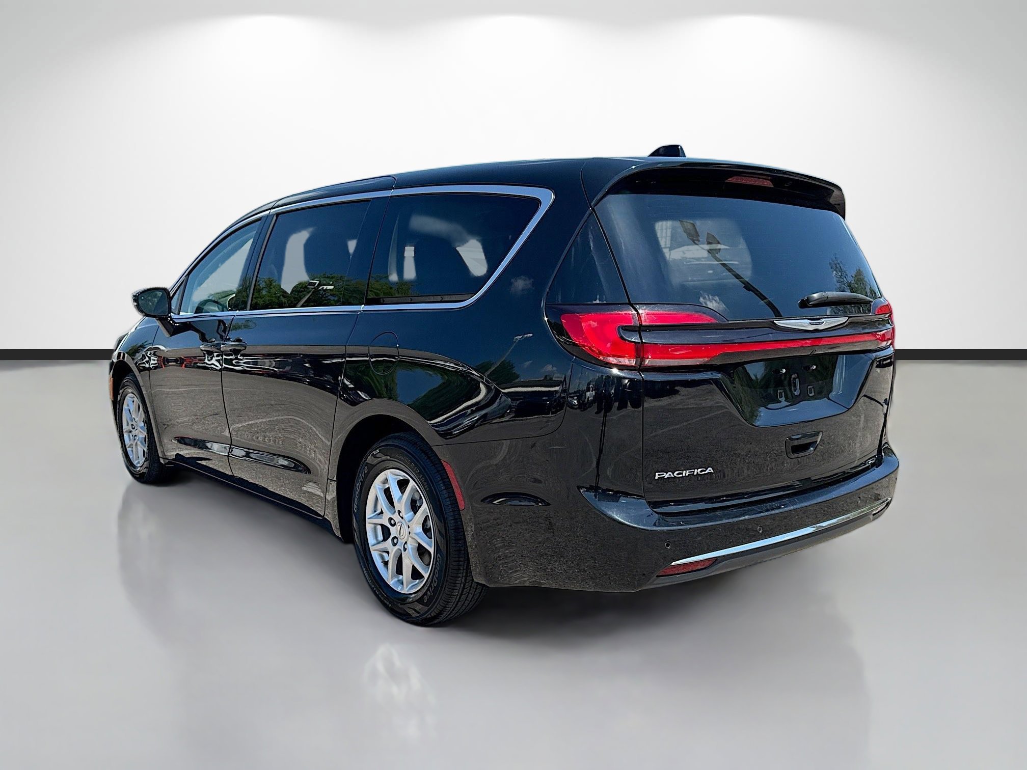 Used 2024 Diamond Black Crystal Pearlcoat Chrysler Touring L image 5