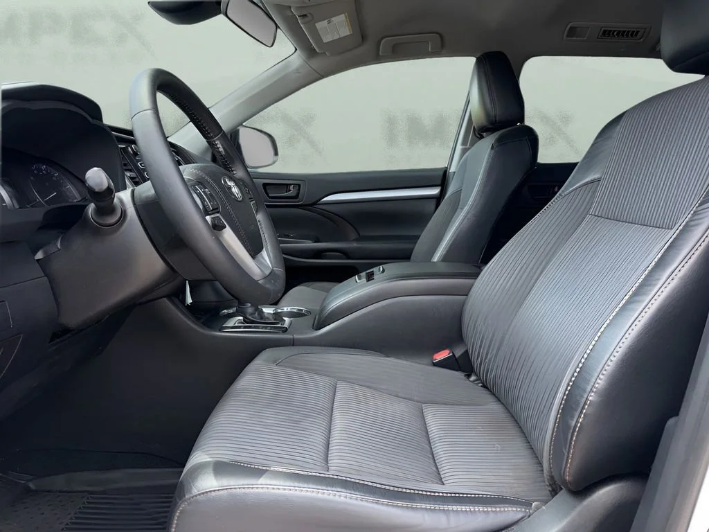 Used 2019  Toyota LE image 7