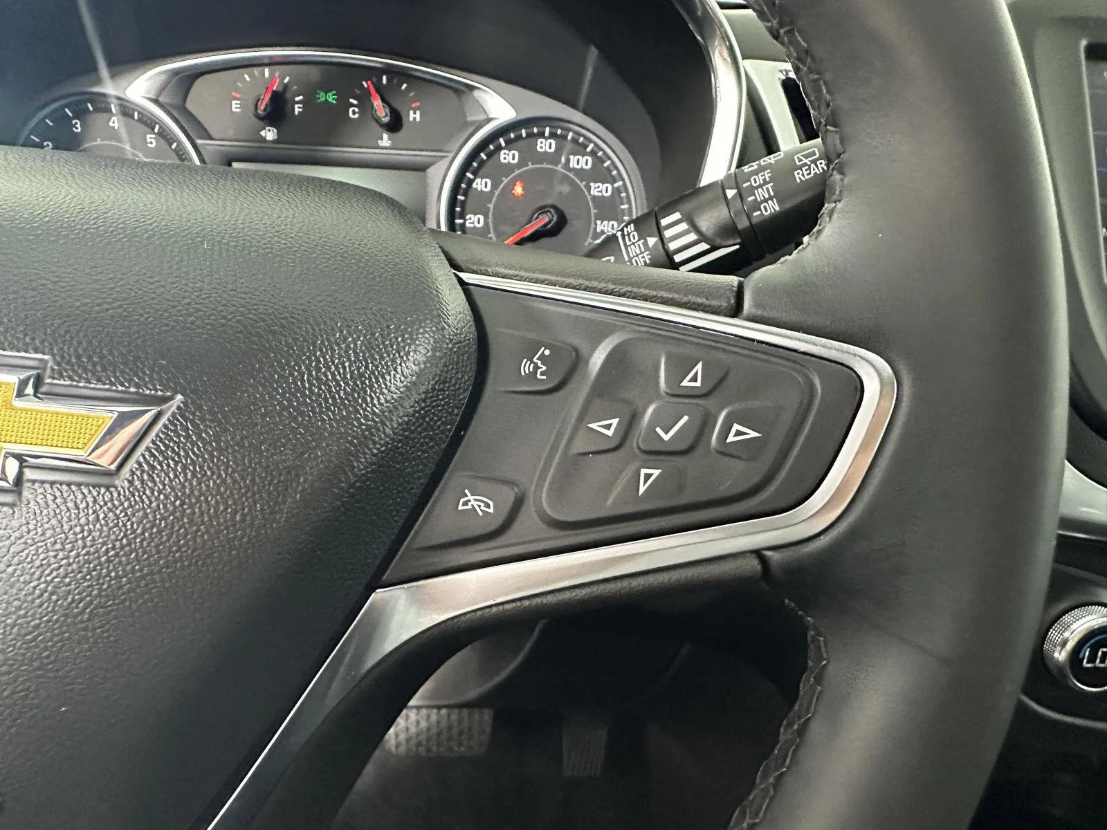 Used 2024 Summit White Chevrolet LT image 25