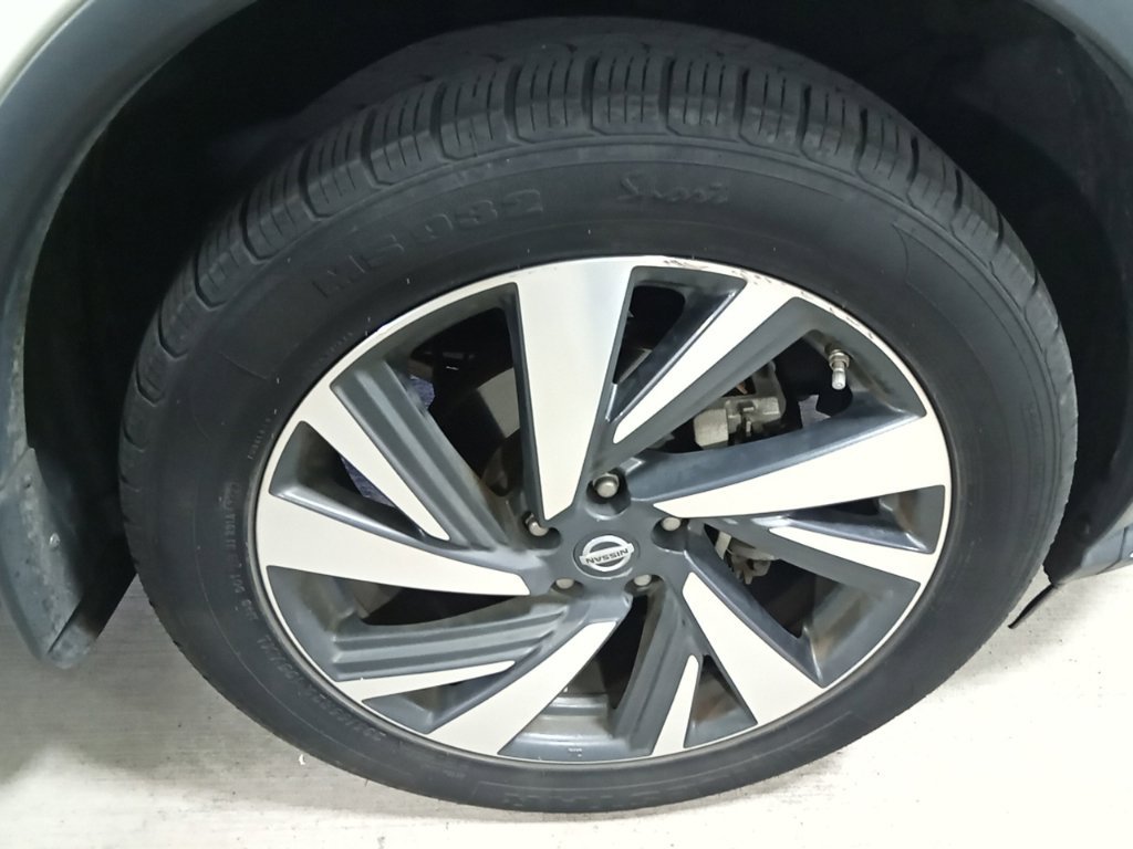 Used 2018 Pearl White Nissan Platinum image 14