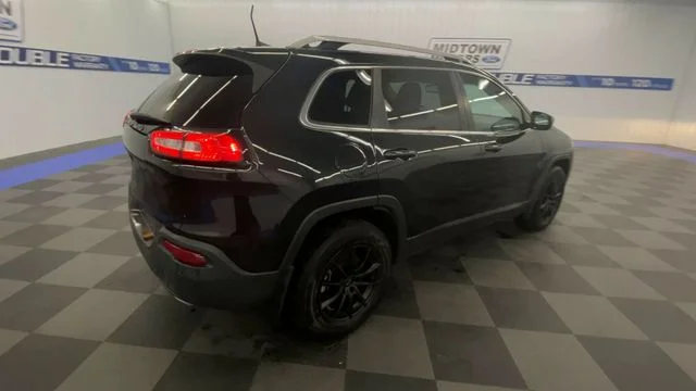 Used 2016 Brilliant Black Crystal Pearlcoat Jeep Latitude image 8