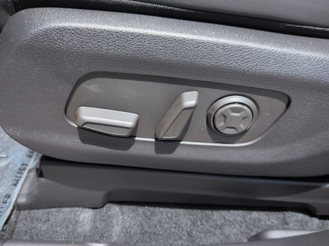 New 2027 Ceramic Silver Kia LXS image 22