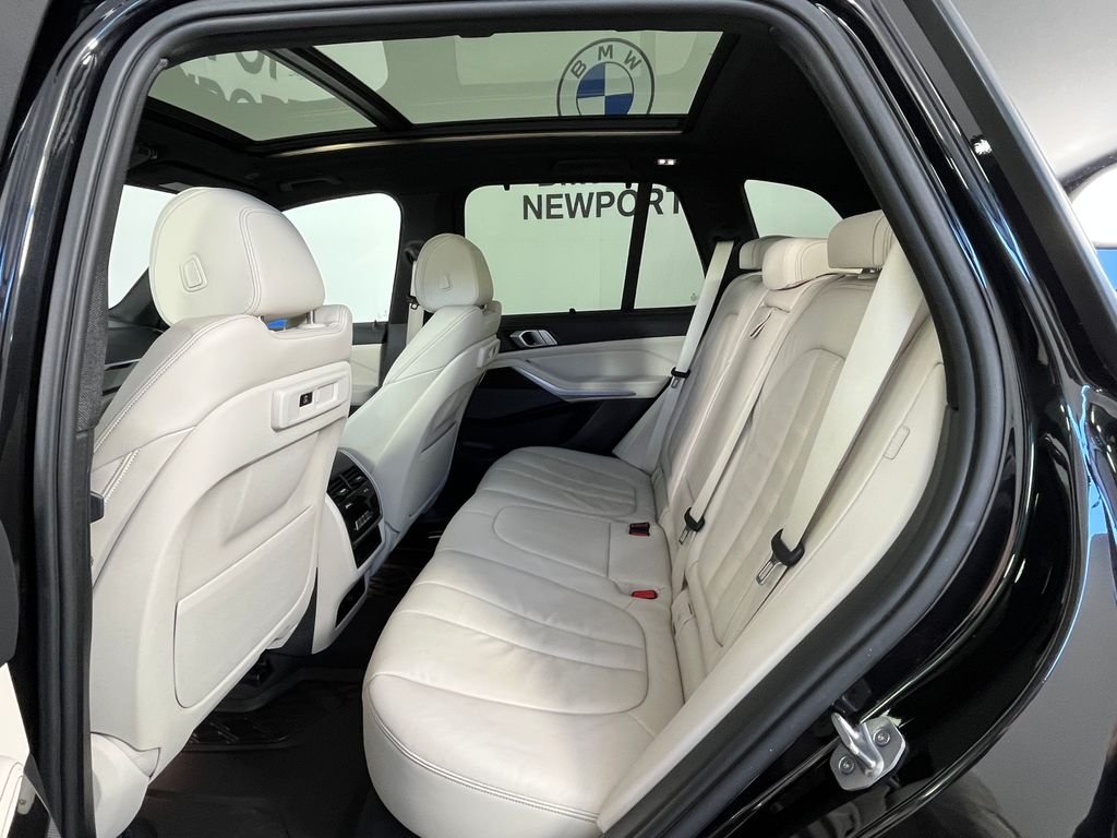 Used 2019 Black BMW xDrive40i image 21