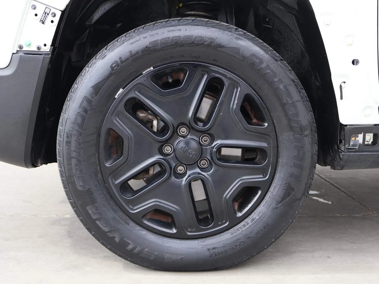 Used 2015 Alpine White Jeep Trailhawk image 6