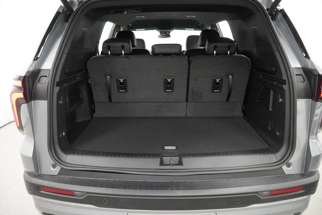 New 2027 Sterling Gray Metallic Chevrolet LT image 26