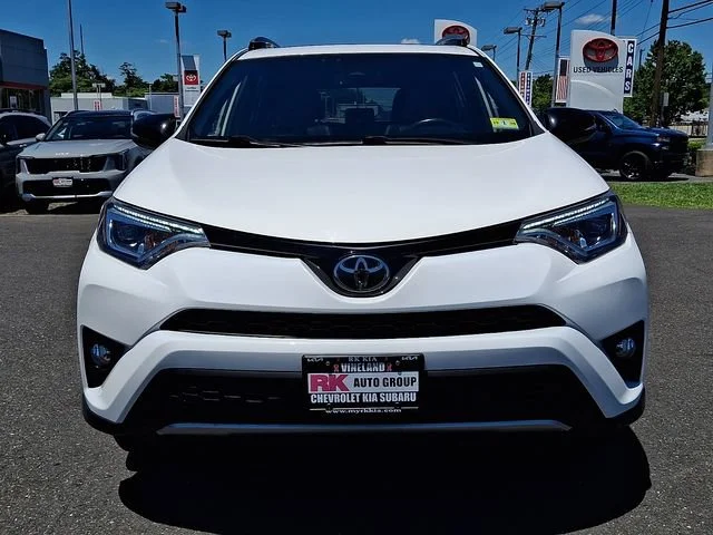 Used 2018 White Toyota SE image 3