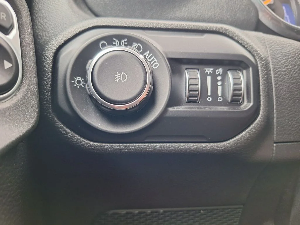 Used 2020 Green Jeep Unlimited Sahara image 12