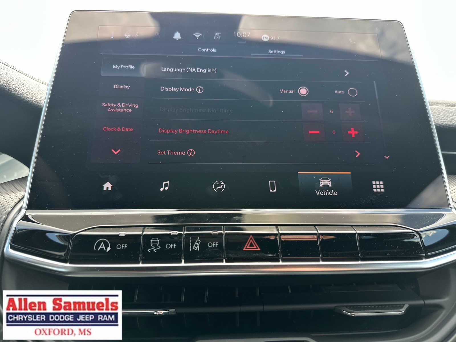 New 2026 Diamond Black Crystal Pearl-Coat Exterior Paint Jeep Latitude image 27