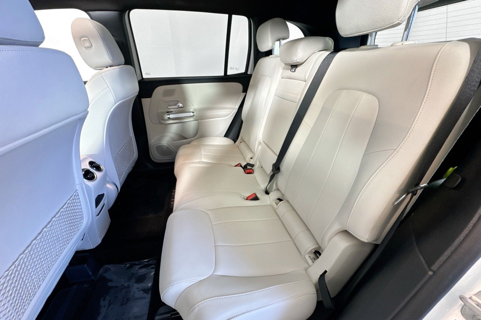 Certified Used 2026 Polar White Mercedes-Benz GLB 250 4MATIC® SUV image 23