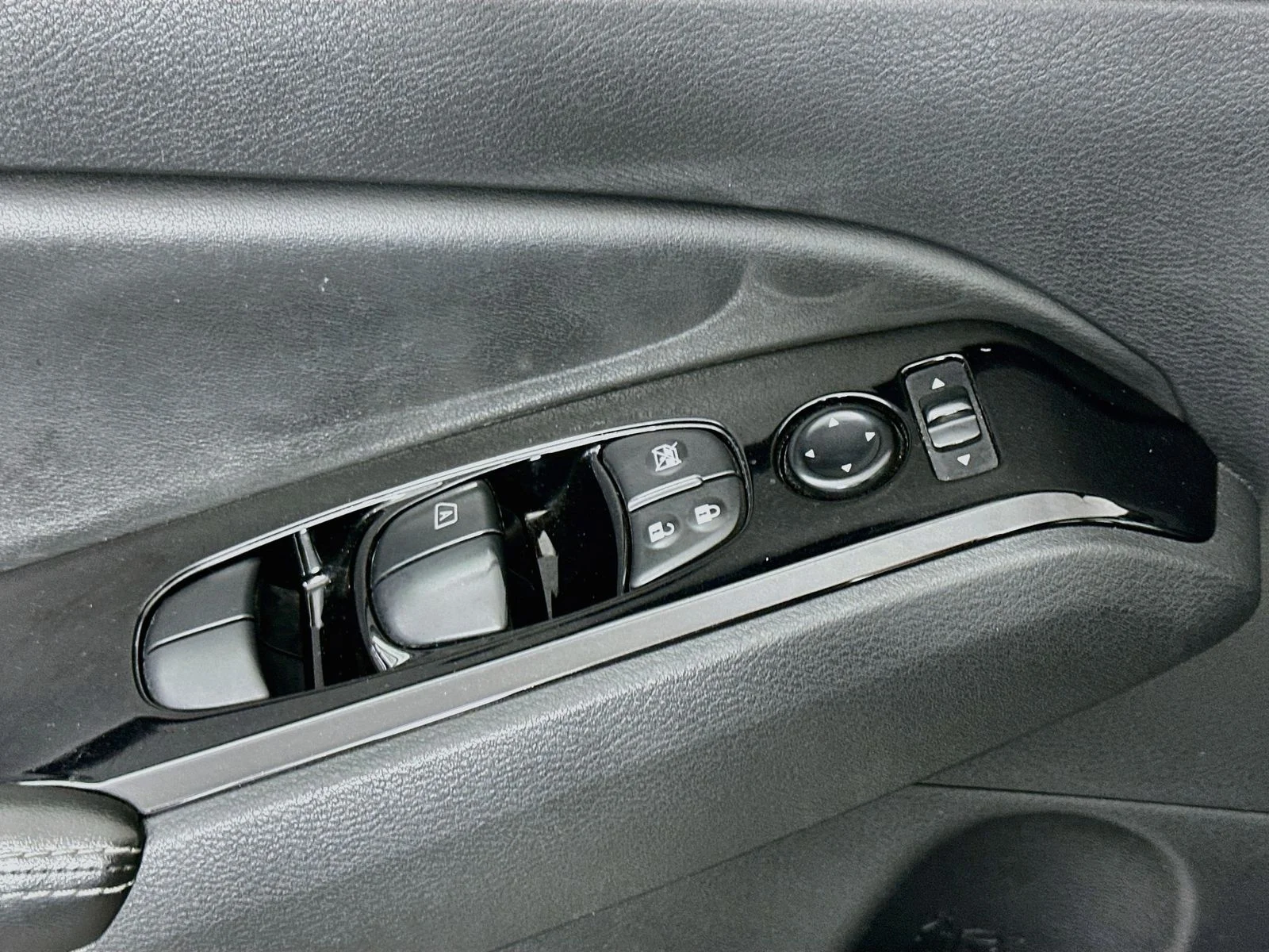 Used 2023 Super Black Clearcoat Nissan 2.5 SV image 18