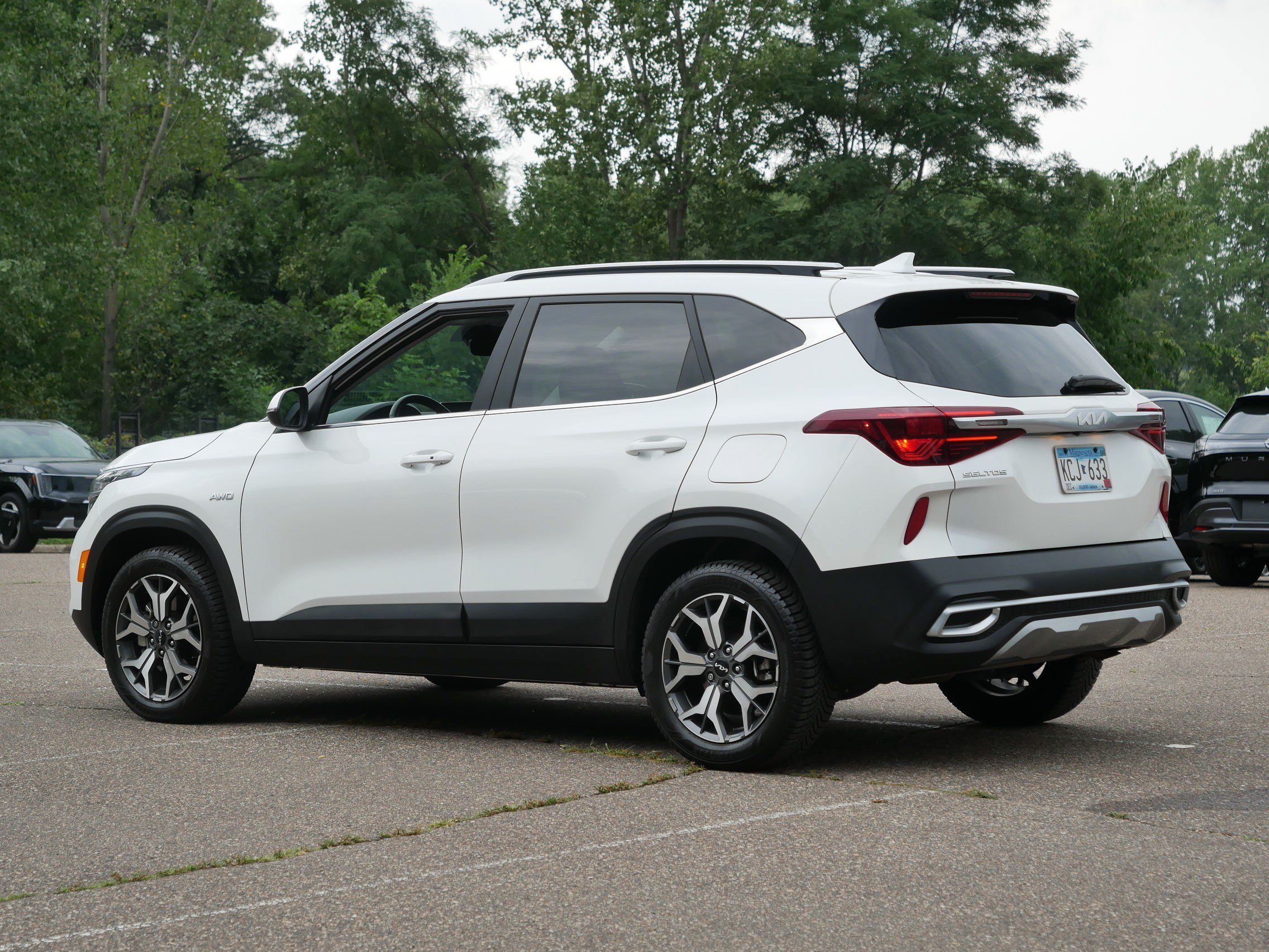 Used 2023 Snow White Pearl Kia EX image 5