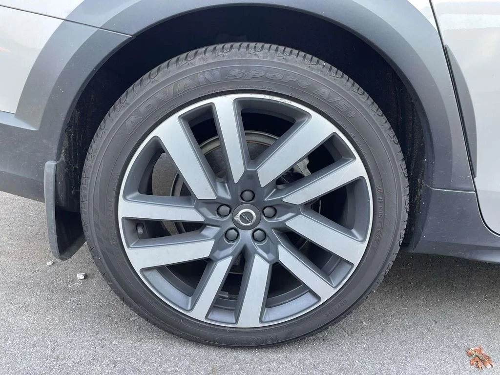 Used 2023 silver Volvo Ultimate image 5