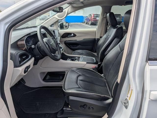 Used 2023 White Chrysler Limited image 11