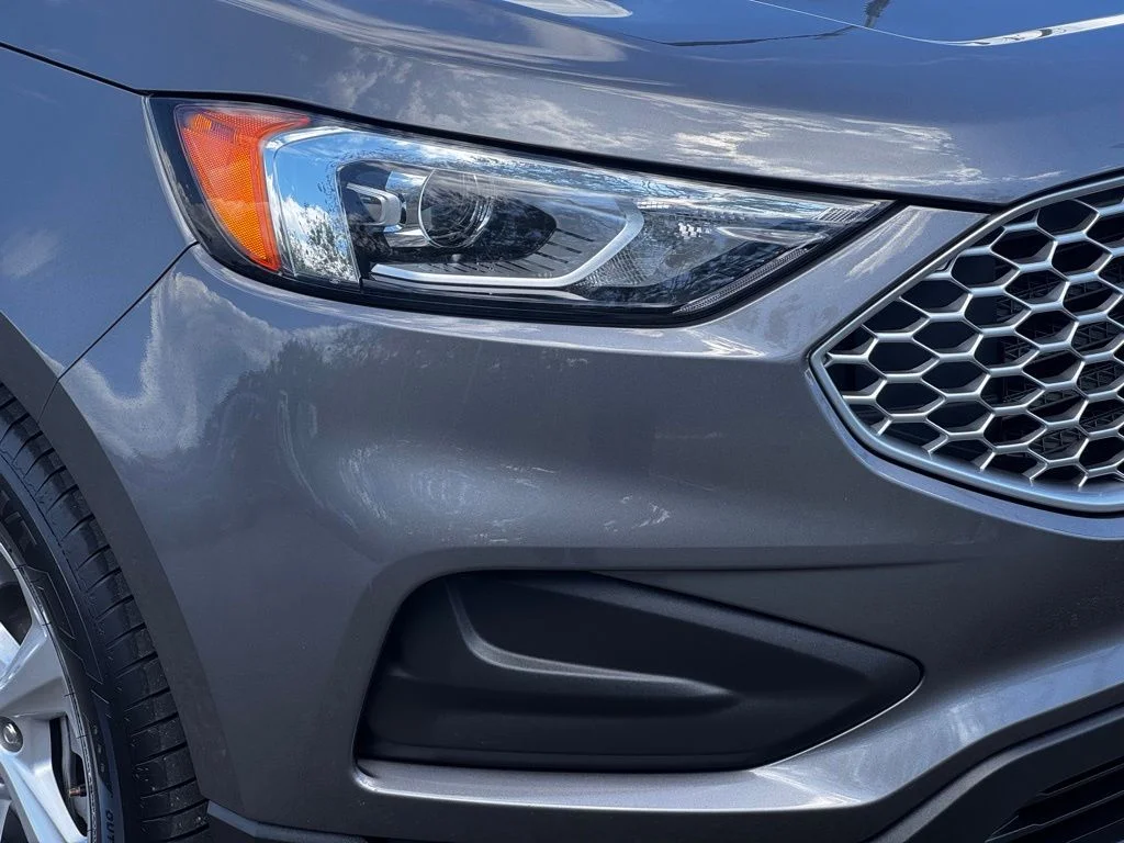Used 2023  Ford SE image 6
