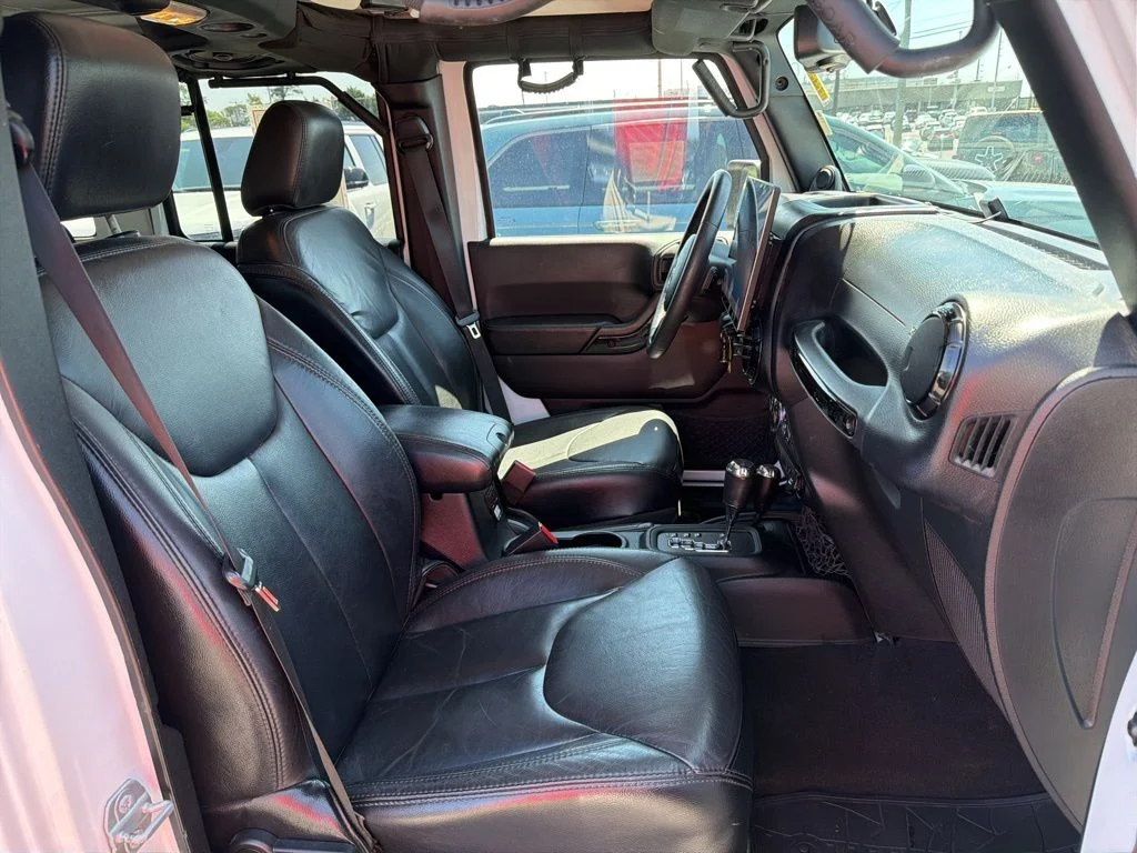 Used 2014 White Jeep Unlimited Sahara image 27