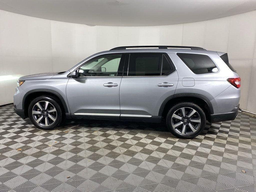 Used 2023 Lunar Silver Metallic Honda Touring image 4