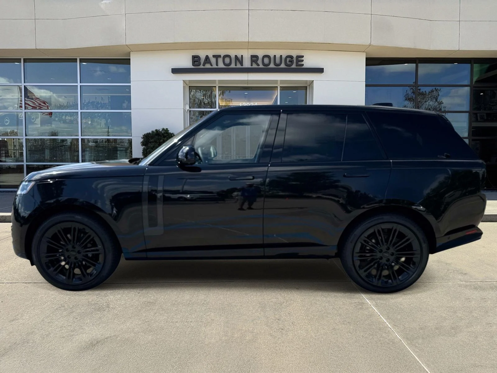 New 2026 Santorini Black Land Rover SE image 5