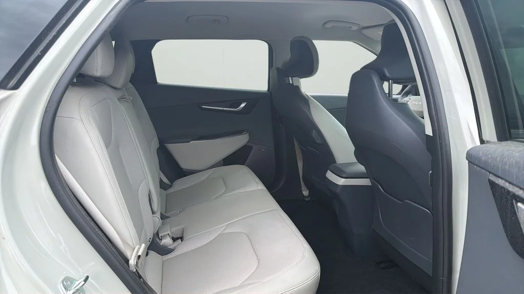 Used 2023 White Kia Wind image 10