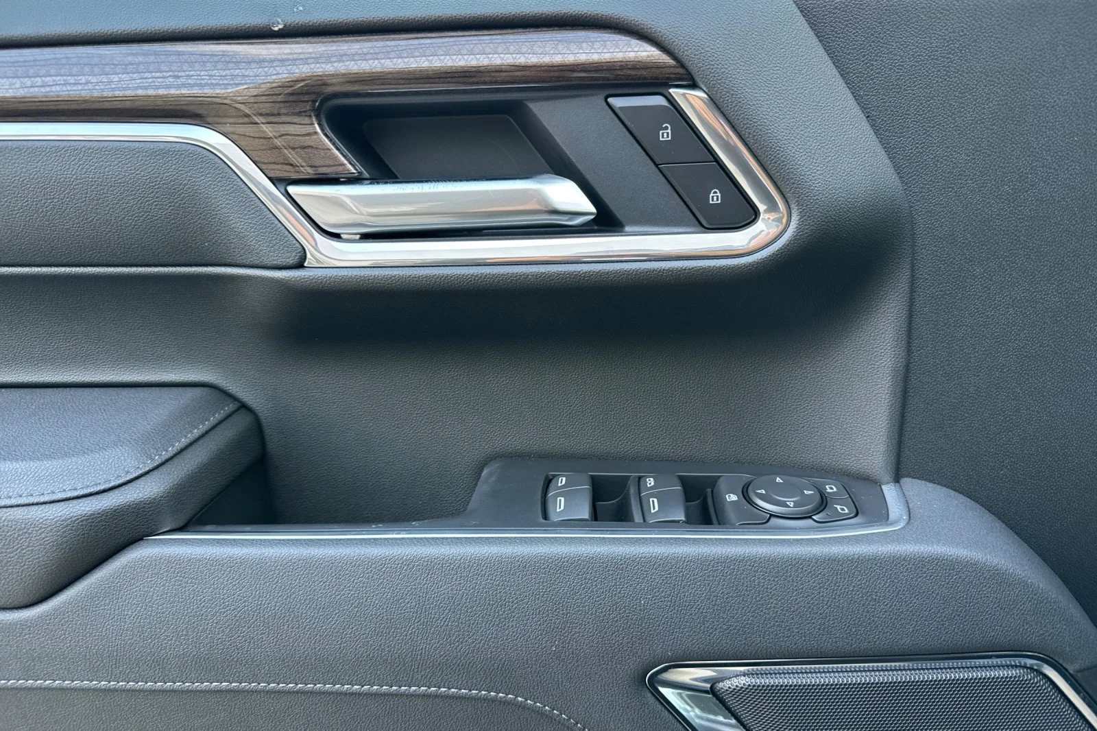 2026 Chevrolet Silverado 1500 LT view 10