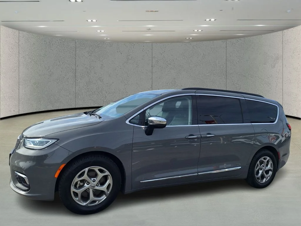 2023 Chrysler Pacifica Limited's photo
