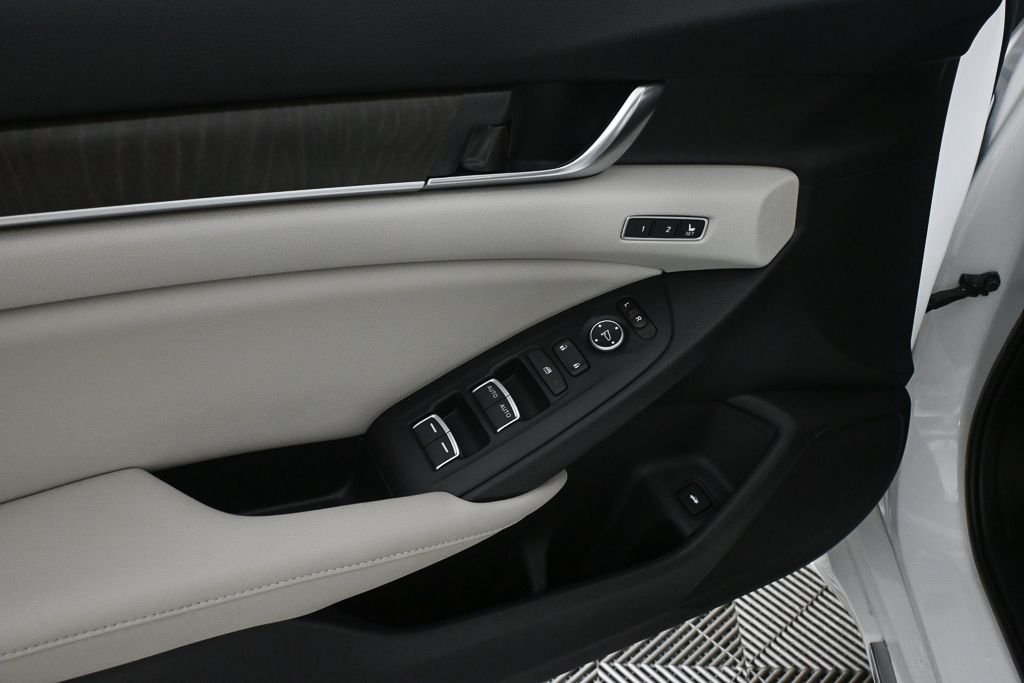 Used 2018  Honda Touring image 8