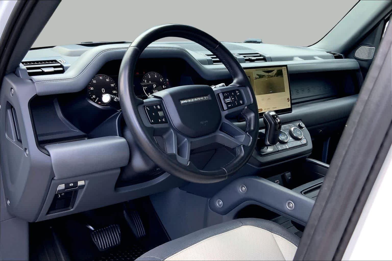 Used 2024 Fuji White Land Rover X-Dynamic SE image 16