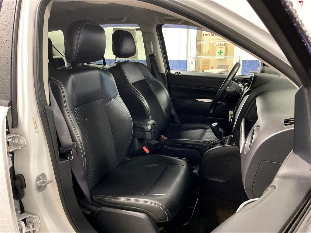 Used 2017 White Jeep Latitude image 10