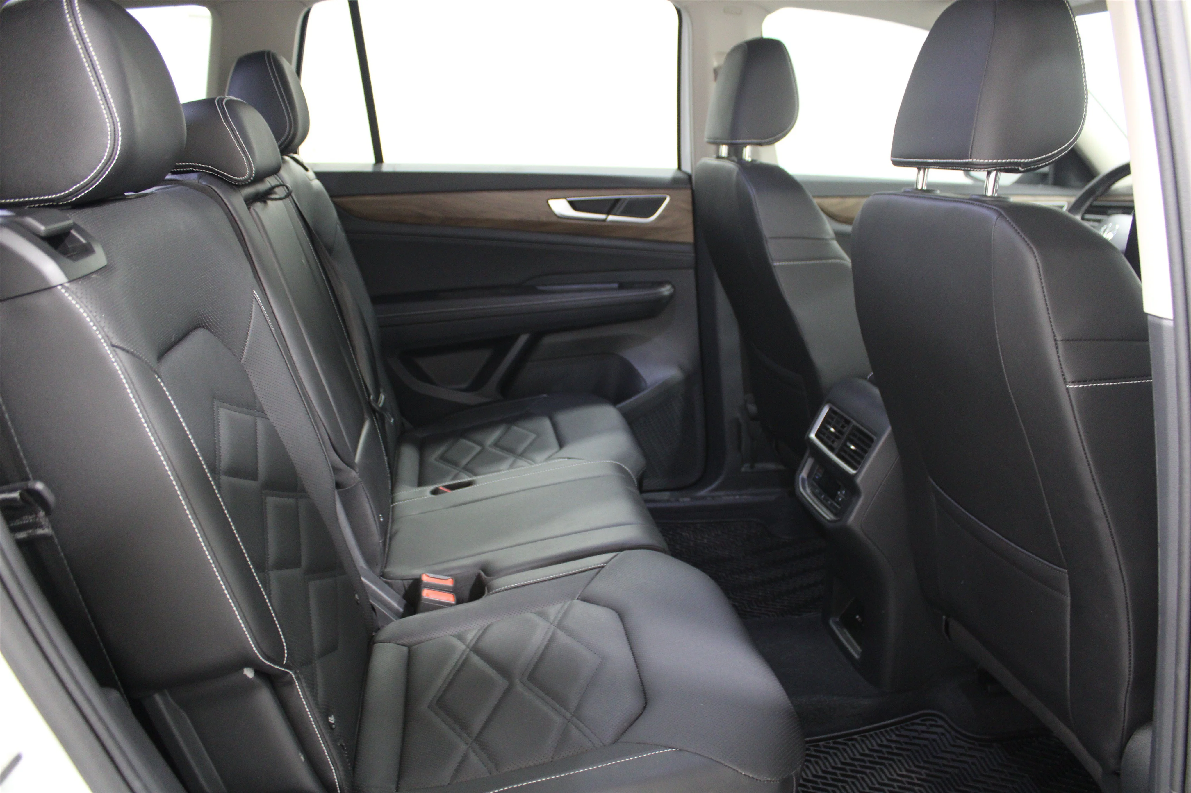 2025 Volkswagen Atlas SE - Photo 25