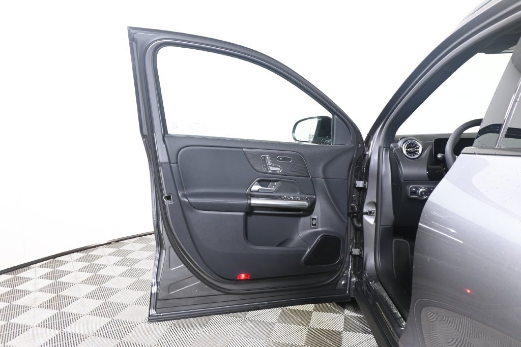 Used 2026 Mountain Grey Metallic Mercedes-Benz GLA 250 image 28