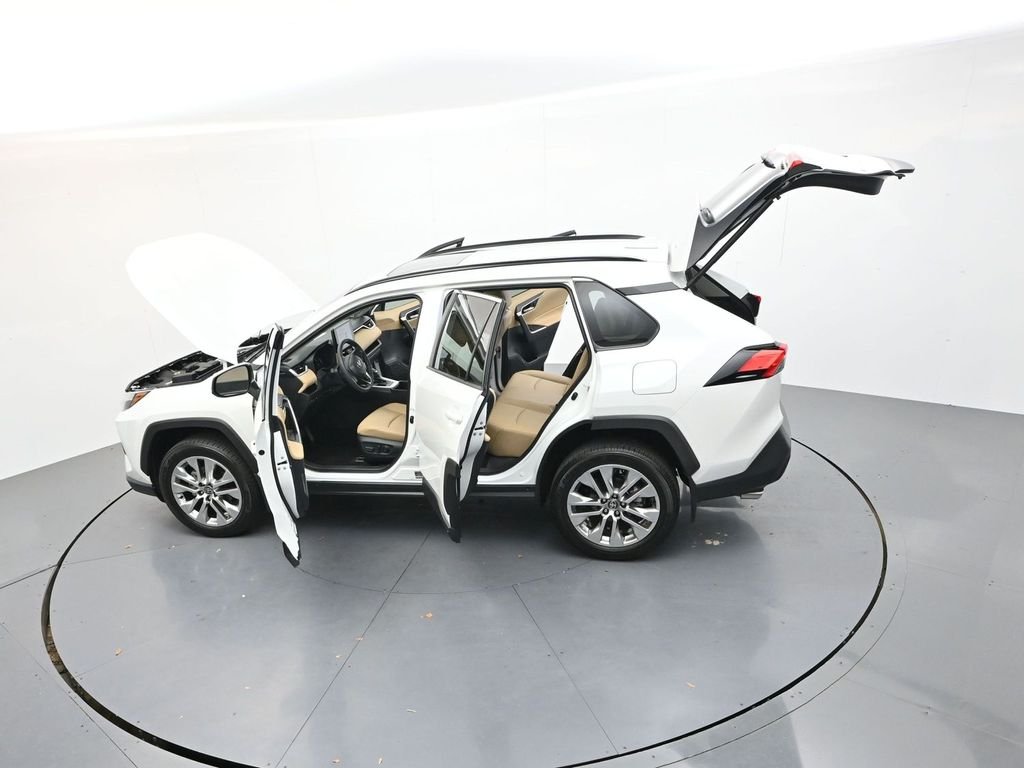 Used 2025 Beige Toyota XLE Premium image 29